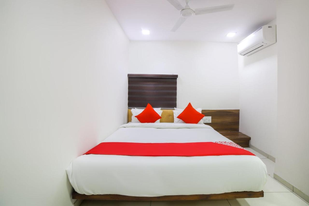 โอโย 47564 โฮเต็ล กัลลอป Hotel Sarkhej ภายนอก รูปภาพ